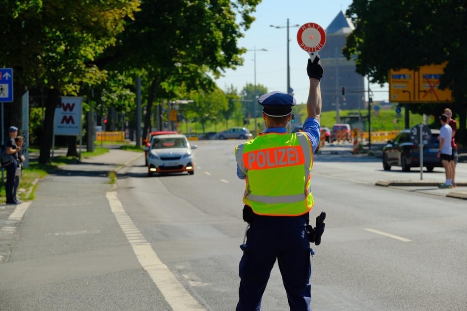 Achtung, Kontrolle! Leipzigs Polizeischüler nahmen am Montag Verkehrsteilnehmer am Völki unter die Lupe.