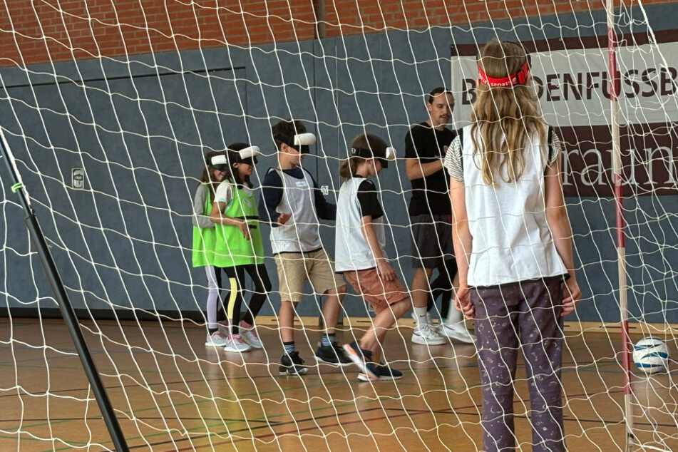 Die Kinder durften eine Dunkelbrille aufsetzen und ein Blindenfußball-Spiel bestreiten. Teile der Schülerinnen und Schüler schlüpften in die Rolle des sehenden Assistenten.