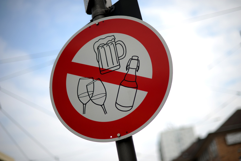 Auch ein Alkoholverbot gilt wieder in der Öffentlichkeit (Symbolbild).