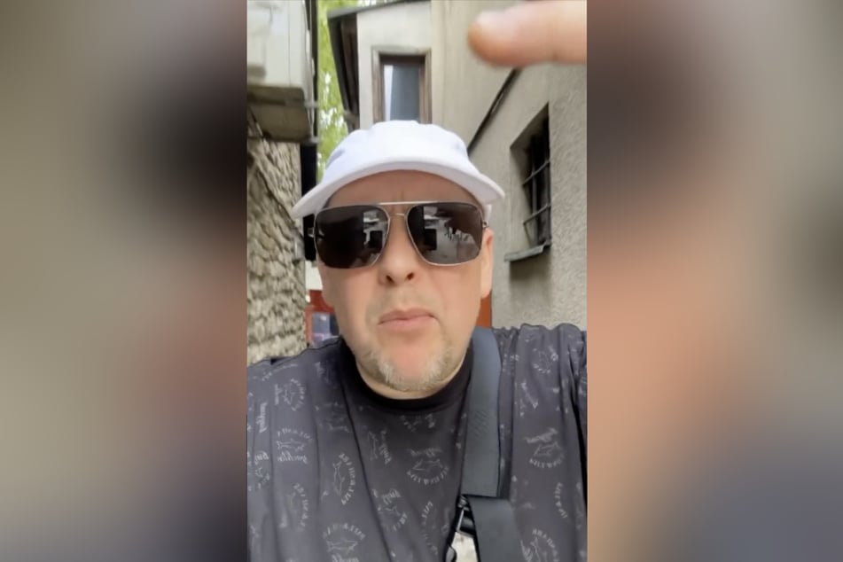 Während Rapper Celo (43) im Urlaub war, wurde bei ihm eingebrochen.