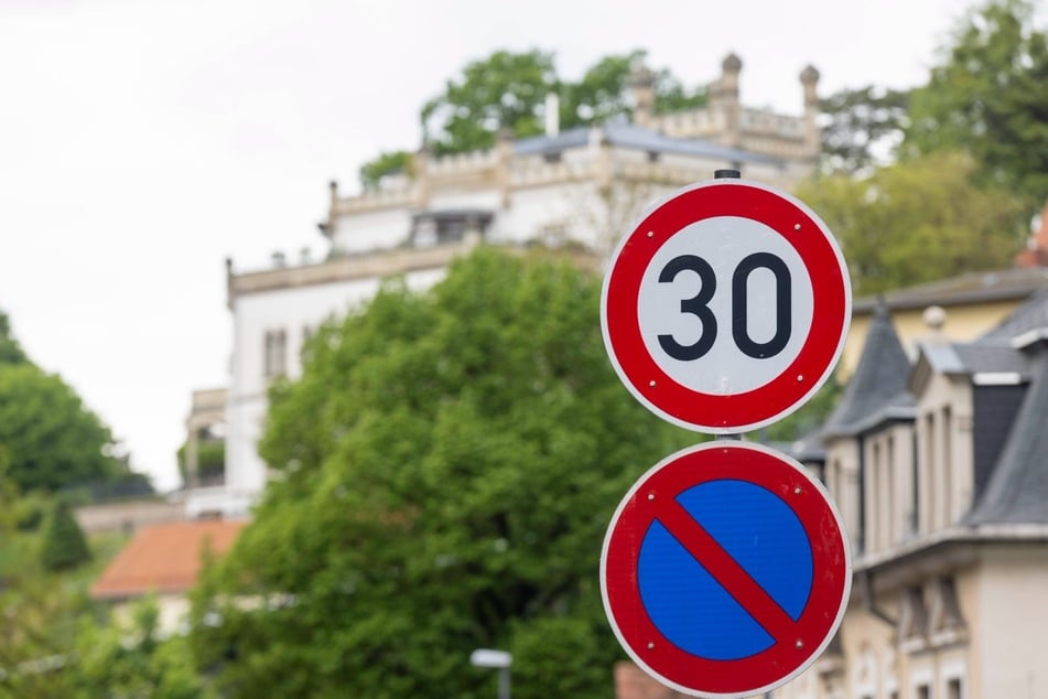 Autofahrer sollten achtgeben, denn im Bereich des Blitzer-Anhängers gilt Tempo 30.