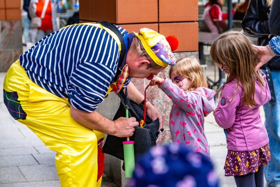 Einige Geschäfte haben sich dem Kinderfest angeschlossen und sich starke Aktionen für Groß und Klein ausgedacht.