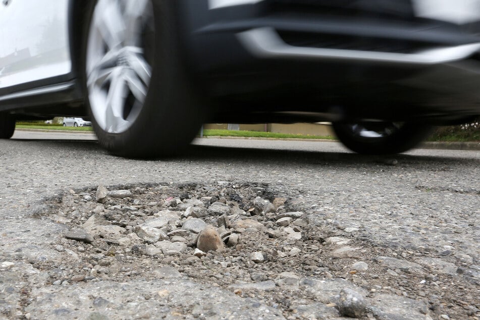 Grund für die Bauarbeiten sind Straßenschäden. (Symbolbild)