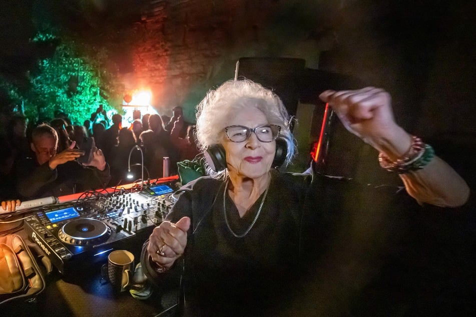 DJ Vika (86) rockte am Samstagabend den Garagenhof Turnstraße mit einem atemberaubenden Set.