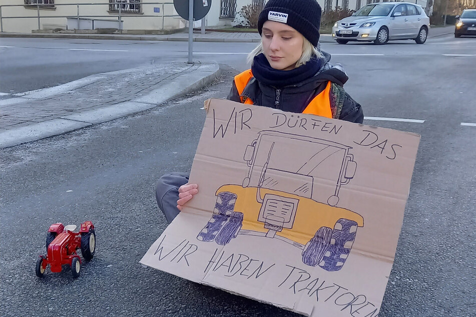 Eine 22 Jahre alte Klimaaktivistin der "Letzten Generation" hat mit einem Traktor in Passau den Verkehr lahm gelegt – allerdings anders, als die Landwirte.