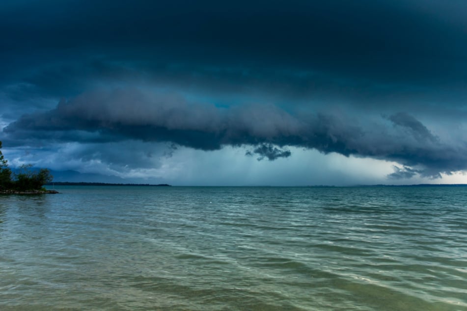 Eine Gewitterfront zieht über den Chiemsee.