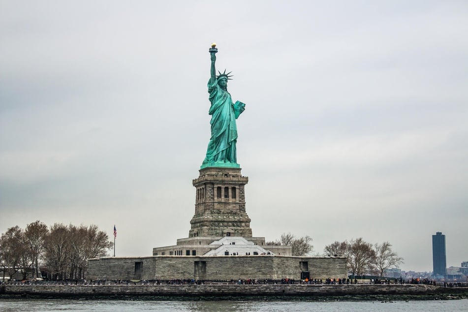 Die "Freiheitsstatue" ("Statue of Liberty") vor der Küste von New York ist das Zeichen für Freiheit und der amerikanischen Unabhängigkeit. (Foto: unsplash/Gautam Krishnan)