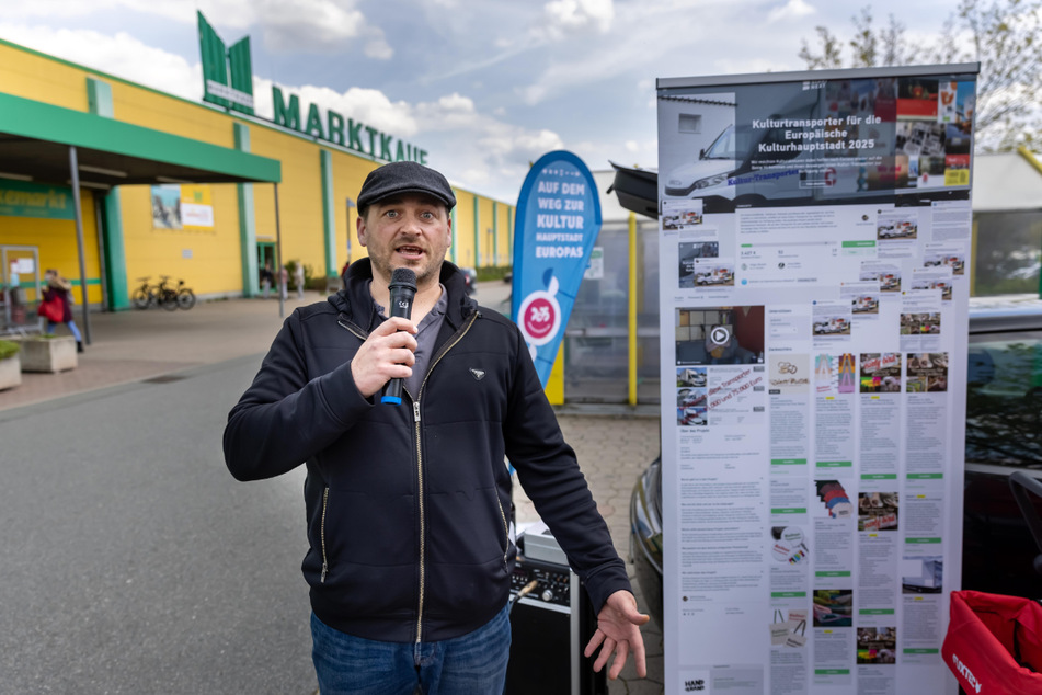 Auf Kunst aufmerksam machen: Daniel Schneider (39) bei der Sammel-Aktion vor dem Marktkauf im Chemnitz Center.
