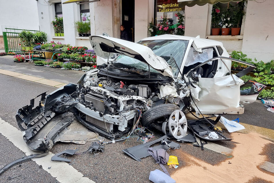 Der Nissan nach dem heftigen Bus-Crash: Das Auto erlitt durch den Zusammenstoß einen Totalschaden.