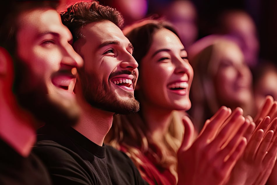 Als Publikum werdet Ihr wirklich Teil der Comedy-Show! Ihr gebt dem Künstler Themen, aus denen er dann eine witzige Geschichte bastelt. Lacher sind hier garantiert. (Symbolbild)