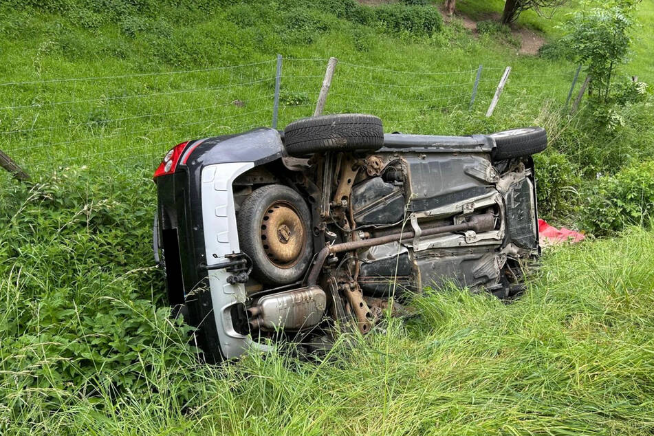 In Bad Gottleuba-Berggießhübel rollte ein Auto selbstständig in einen Bach.
