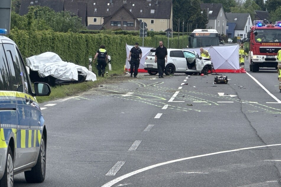 Polizei und Rettungskräfte sicherten die Unfallstelle und kümmerten sich um die Bergung sowie die Unfallaufnahme vor Ort.