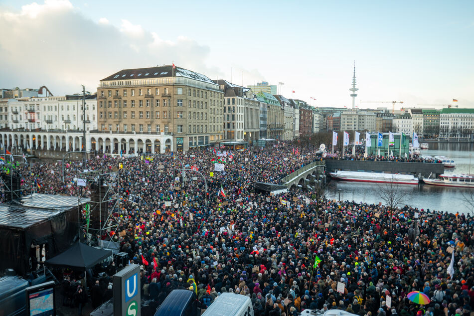 Am heutigen Sonntag werden wieder Zehntausende Menschen bei einer Großdemo gegen rechts in Hamburg erwartet. (Symbolfoto)