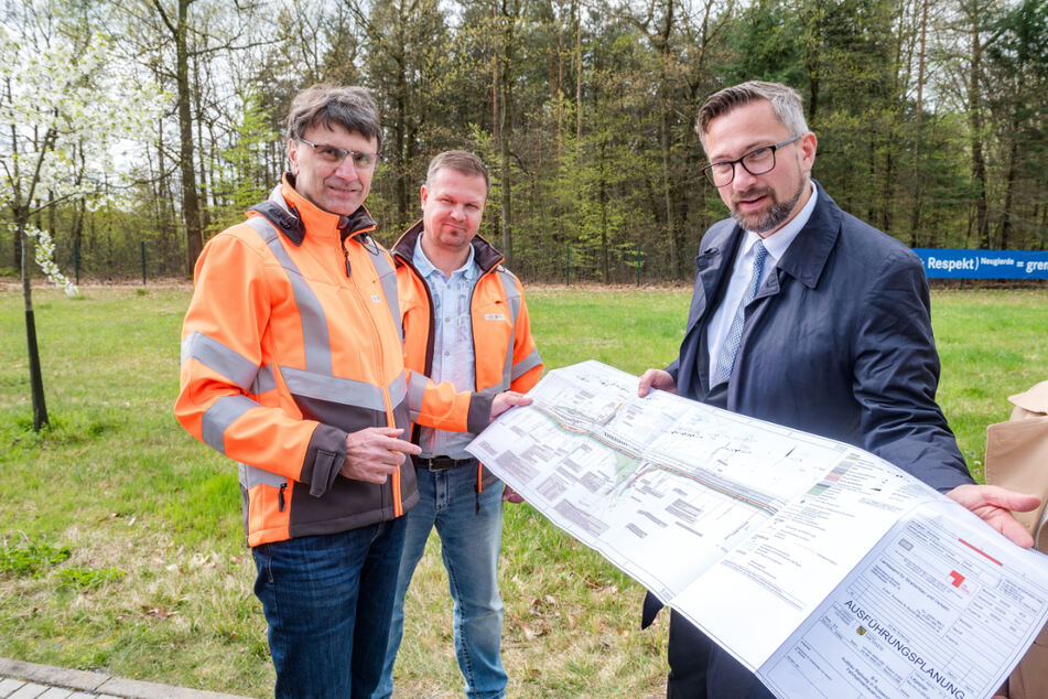 Straßenbau-Niederlassungsleiter Andreas Biesold (63, v.l.n.r.), Projektchef Ralf Wachowiak (48) und Staatsminister Martin Dulig (50, SPD) stellten den Plan vor.