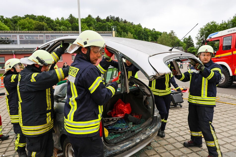 Die Insassen des Autos mussten mit schwerem Gerät geborgen werden.