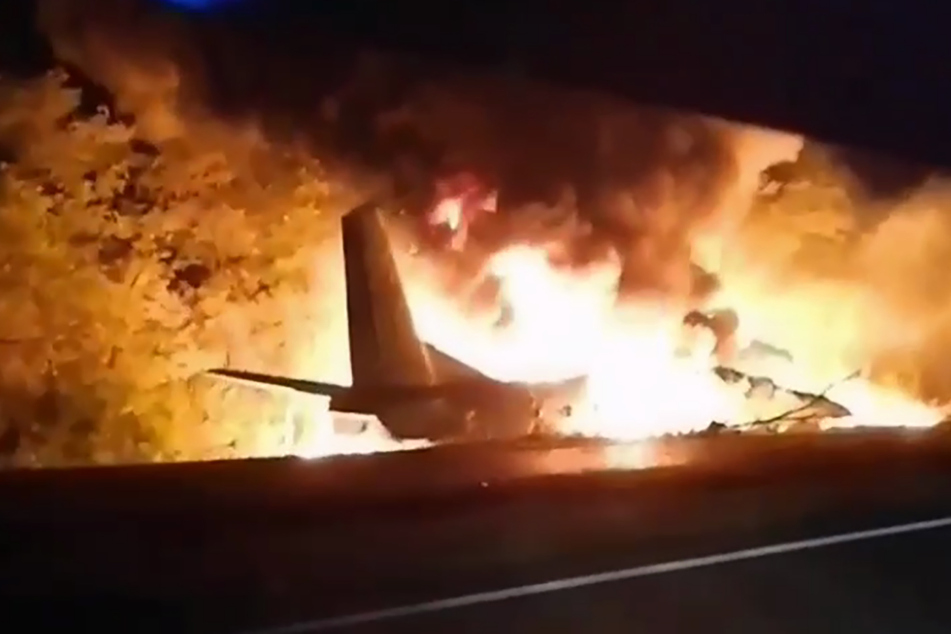 Das vom ukrainischen Ministerium für Notstandssituationen veröffentlichte Videostandbild zeigt ein Militärflugzeug vom Typ Antonow AN-26 in Flammen, nachdem es in der Nähe von Charkiw abgestürzt war.