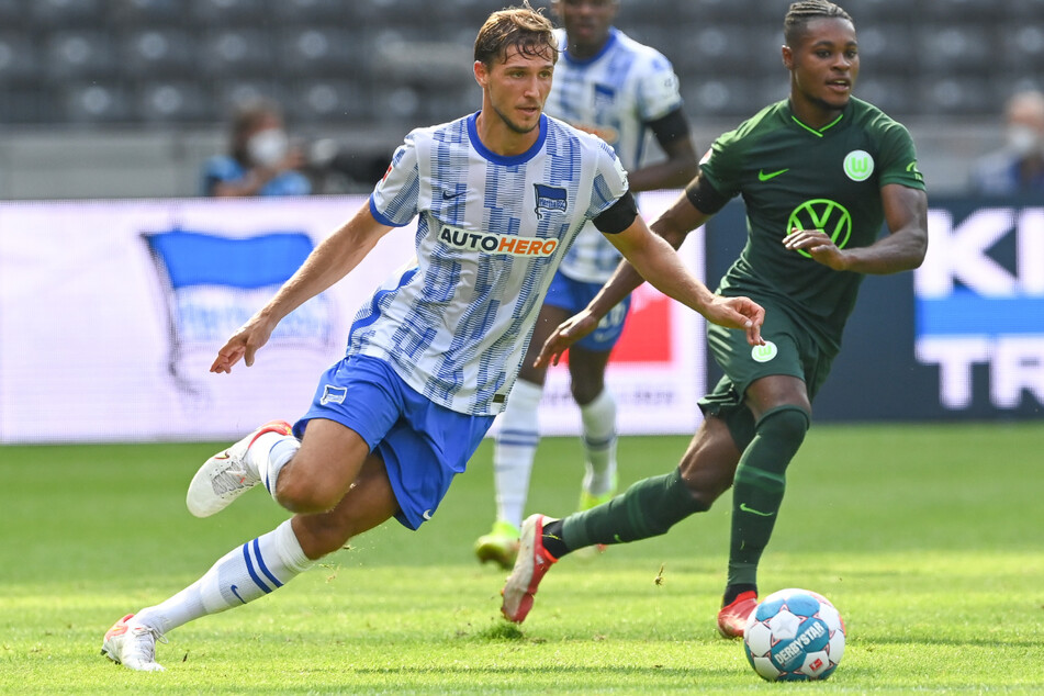 Niklas Stark (26/l.) im Zweikampf mit Wolfsburgs Ridle Baku (23). Herthas Vizekapitän könnte die Berliner im kommenden Sommer ablösefrei verlassen.