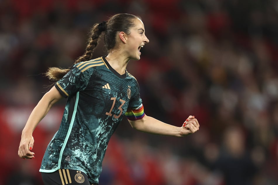 Sara Däbritz will mit der deutschen Nationalmannschaft bei der EM in der Schweiz auftrumpfen, vorher ließ sie sich aber noch den Ring an ihren Finger stecken.