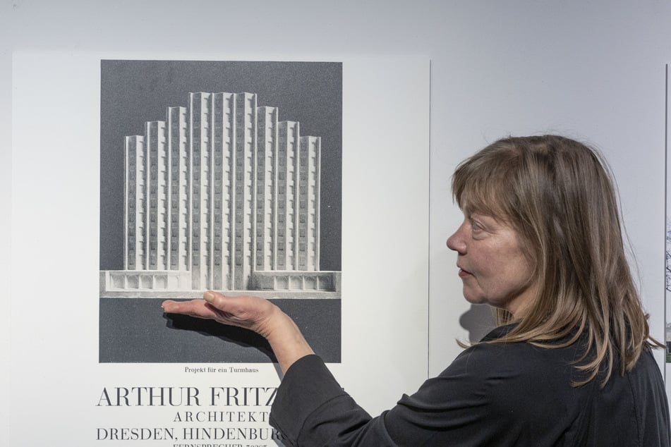 Stadtarchiv-Vizechefin Carola Schauer (61) zeigt ein futuristisches Hochhaus, das für Dresden geplant war.