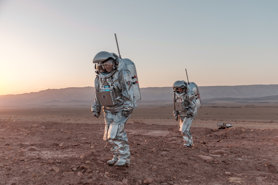 Anika Mehlis (40) aus Plauen testet in der Wüste Negev Raumanzüge, die für den Einsatz auf dem Mars bestimmt sind.