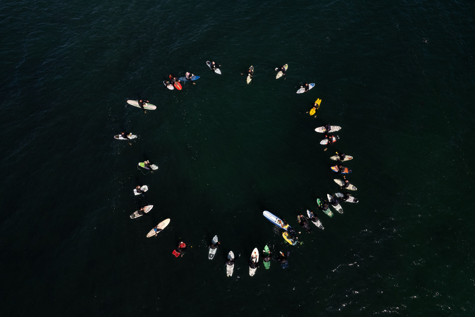 Mit einer Zeremonie im Wasser gedachten die Surfer den drei getöteten Urlaubern.