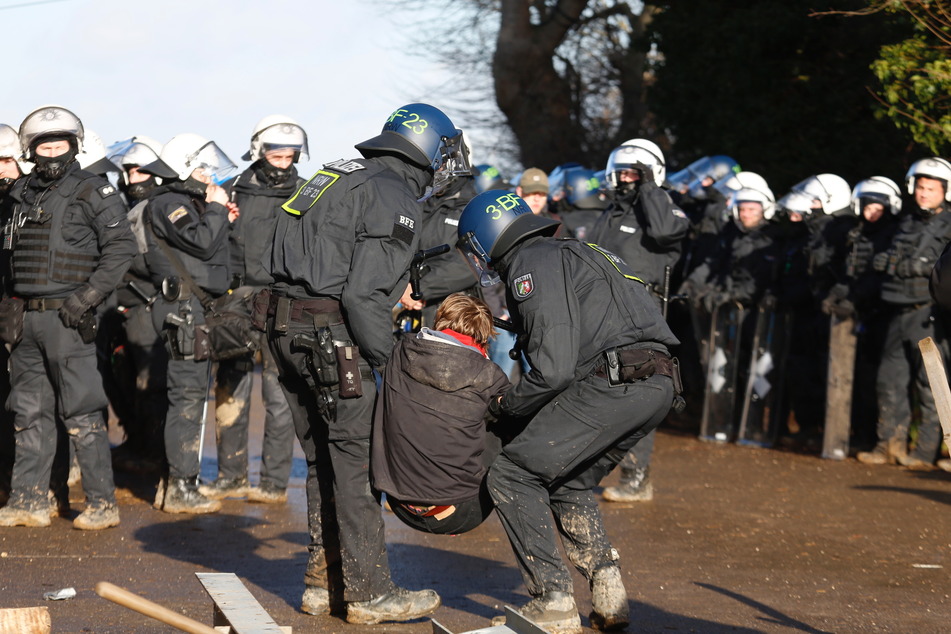 Die Klimaaktivisten wurden zum Teil von der Polizei weggetragen.