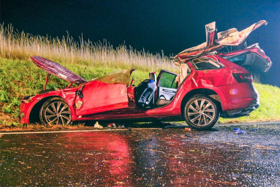 Unfall A8: Kontrolle im Regen verloren: Zwei Schwerverletzte nach Doppel-Crash auf der A8