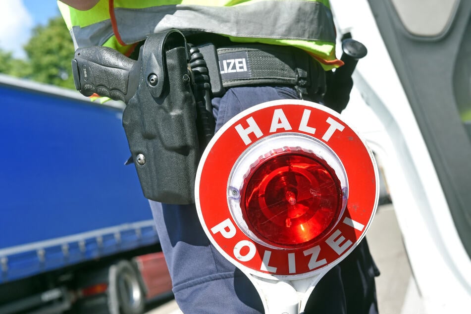 Polizei und Rettungskräfte waren nach dem tödlichen Unfall für mehrere Stunden auf der Bundesstraße im Einsatz. (Symbolbild)