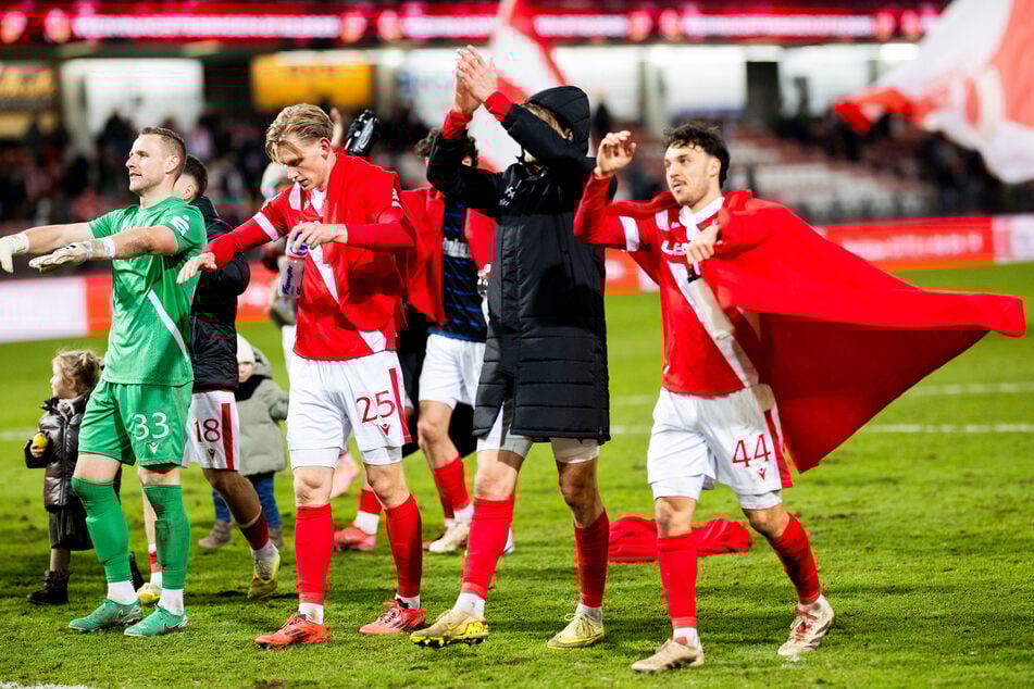 Simon Straudi (26, 1.v.r.) kam spät, aber erfolgreich in Cottbus an. Für Ted Tattermusch (24, 3.v.r.) lief es nach gutem Start unglücklich.