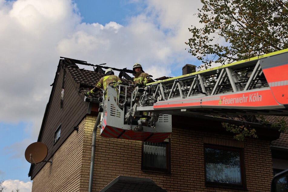 45 Feuerwehrleute waren am Freitagnachmittag im Einsatz, um den Dachstuhlbrand in einem Einfamilienhaus in Höhenhaus zu löschen.