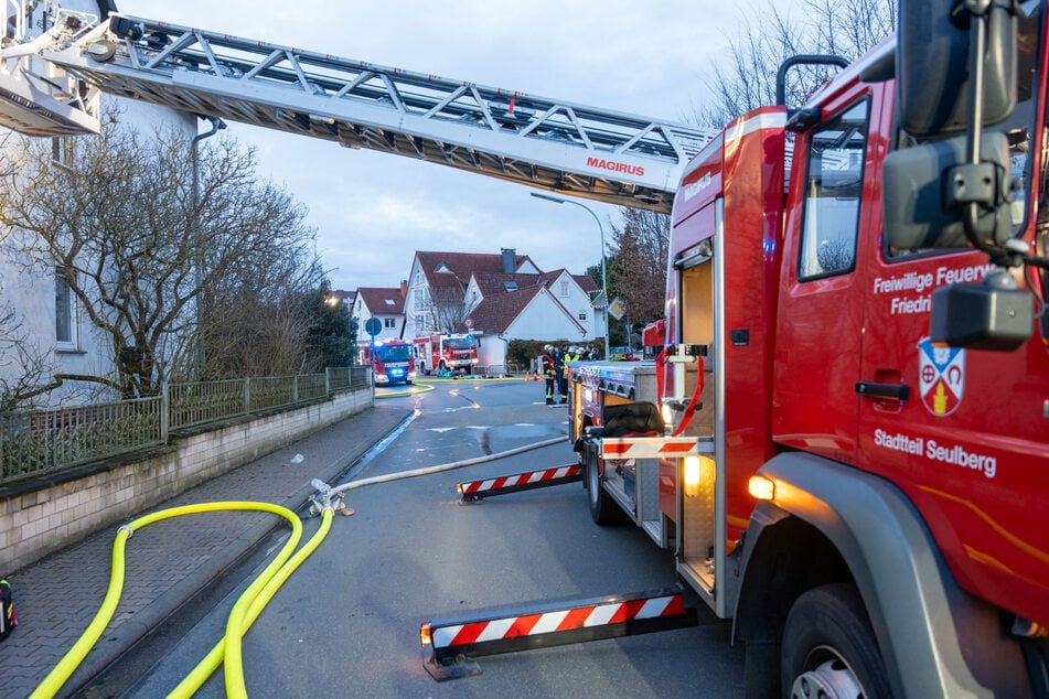 Das Feuer war in der Küche einer Wohnung im Erdgeschoss des Mehrfamilienhauses ausgebrochen.