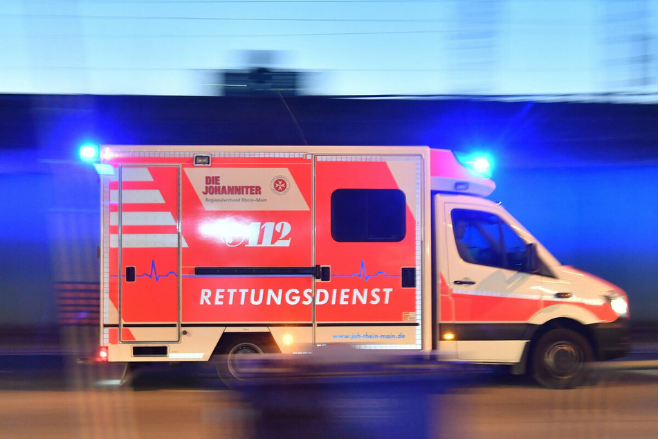 Ein Rettungswagen auf dem Weg zu einem Einsatz. (Symbolfoto)