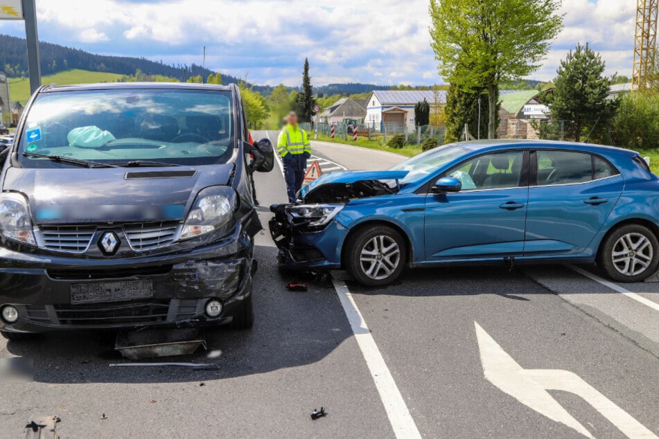 In Zschorlau sind am Samstag zwei Renaults zusammengestoßen. Es gab einen Verletzten.