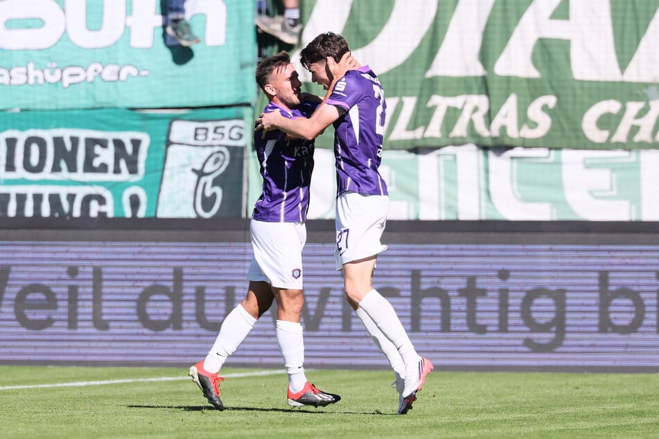 Großer Jubel: Tim Maciejewski (r.) trifft zum 1:0.