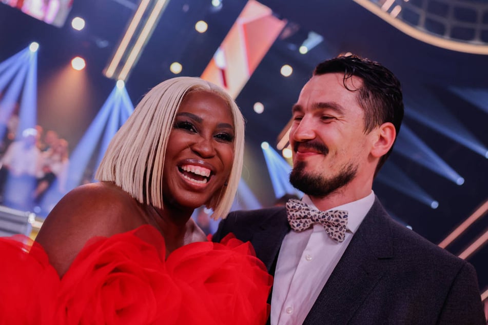 Motsi und ihr Ehemann Evgenij Voznyuk (40) nach dem Finale der 17. Staffel von "Let's Dance". Jetzt können sich die beiden erst einmal ungestört um ihre Tanzschule und das gemeinsame Töchterchen kümmern.