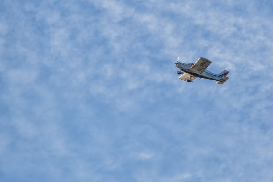 Pilot begeht folgenschweren Fehler: Kleinflugzeug mit Bruchlandung