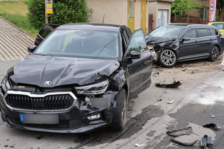 An den beiden geparkten Fahrzeugen entstand ein erheblicher Schaden.