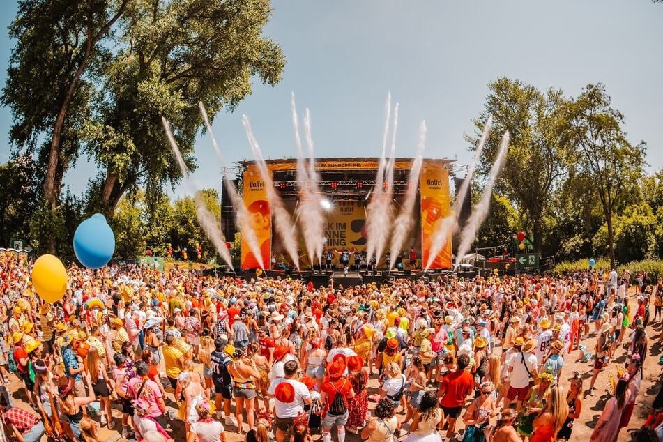 Tausende Jecke feiern beim "Jeck im Sunnesching" Karnevals-Feeling unter freiem Himmel.