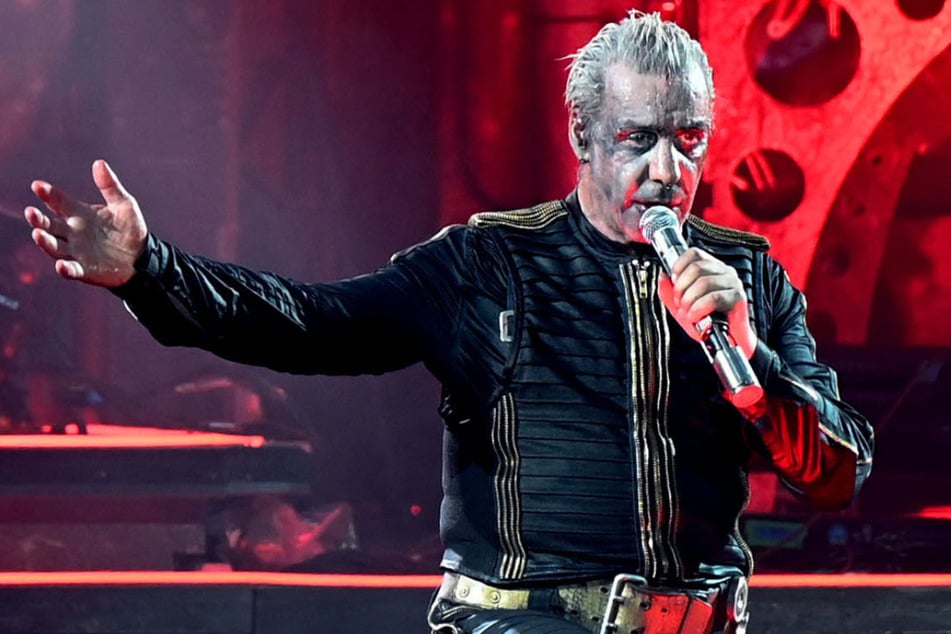 Rammstein-Sänger Till Lindemann (60) sieht sich mit schweren Vorwürfen konfrontiert.