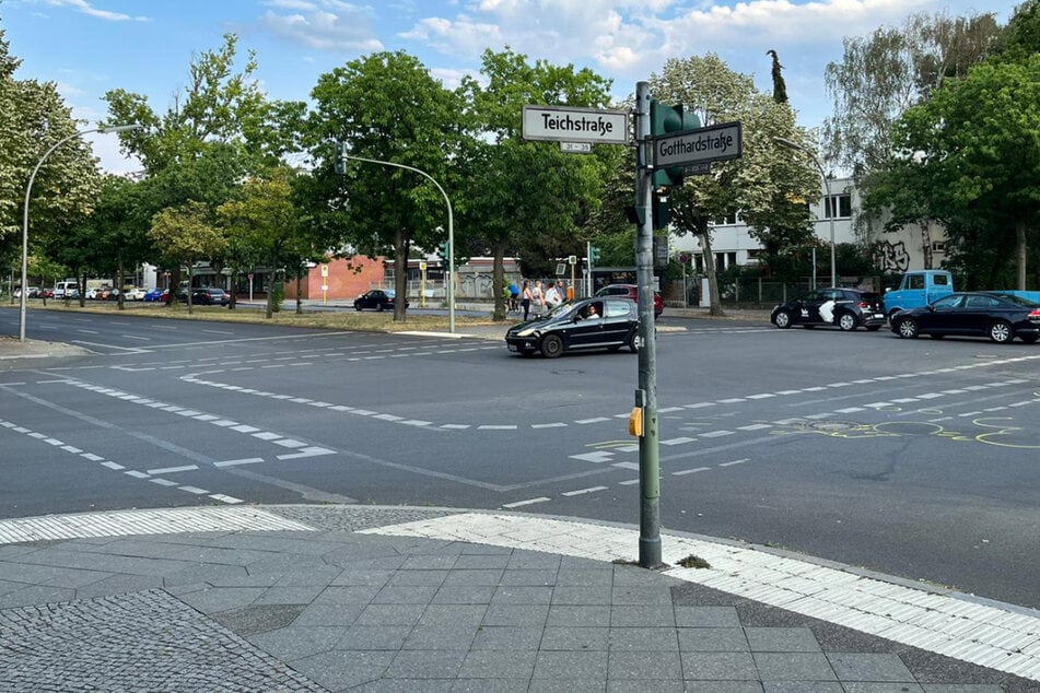 Berlin: Tödlicher Unfall beim Abbiegen: Radfahrer (†56) von Laster überrollt!