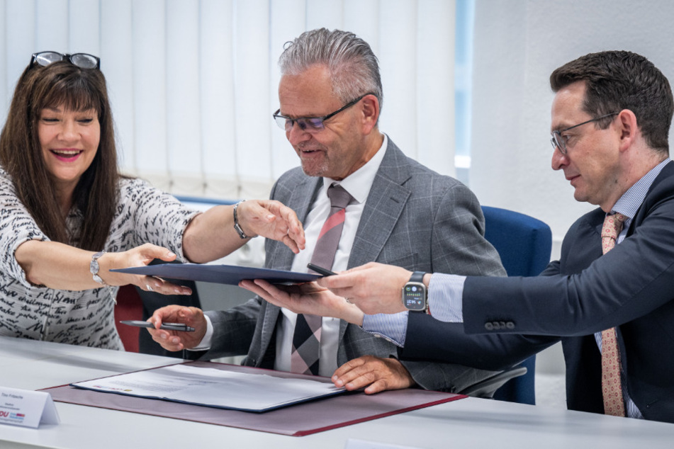 Die neuen Partner im Stadtrat unterzeichneten am gestrigen Mittwoch ihre Vereinbarung vor Journalisten (v.l.): Ines Saborowski (56, CDU), Tino Fritzsche (62, CDU) und Jens Kieselstein (43, FDP).