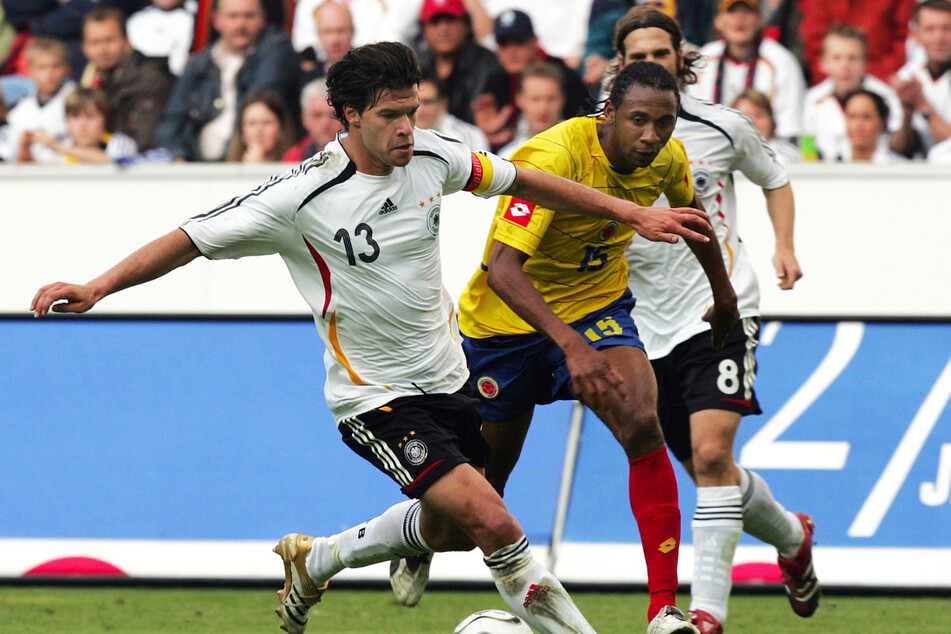 Jhon Viáfara (42, M.) spielte am 2. Juni 2006 mit Kolumbien auch gegen Deutschland um Kapitän Michael Ballack (44, l.) sowie Torsten Frings (44) und verlor im WM-2006-Vorbereitungsspiel mit 0:3 gegen die DFB-Elf.
