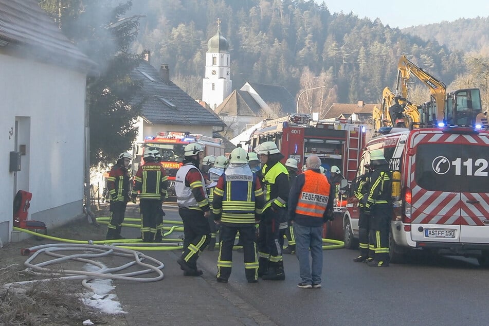 Einsatzkräfte der Feuerwehr stehen im Hohenburger Ortsteil Adertshausen.