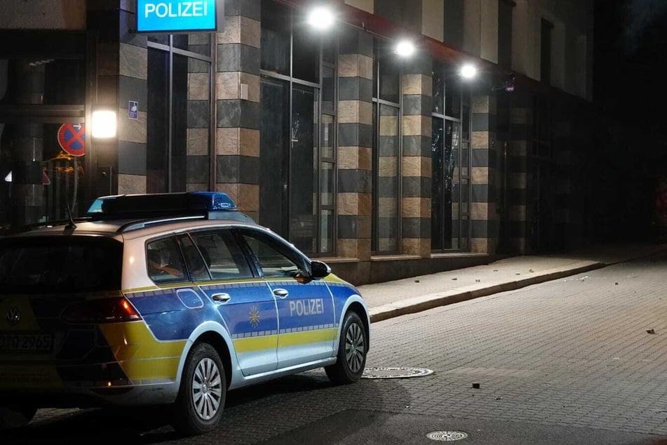 Pflastersteine liegen auf der Straße vor der Polizeidienststelle.
