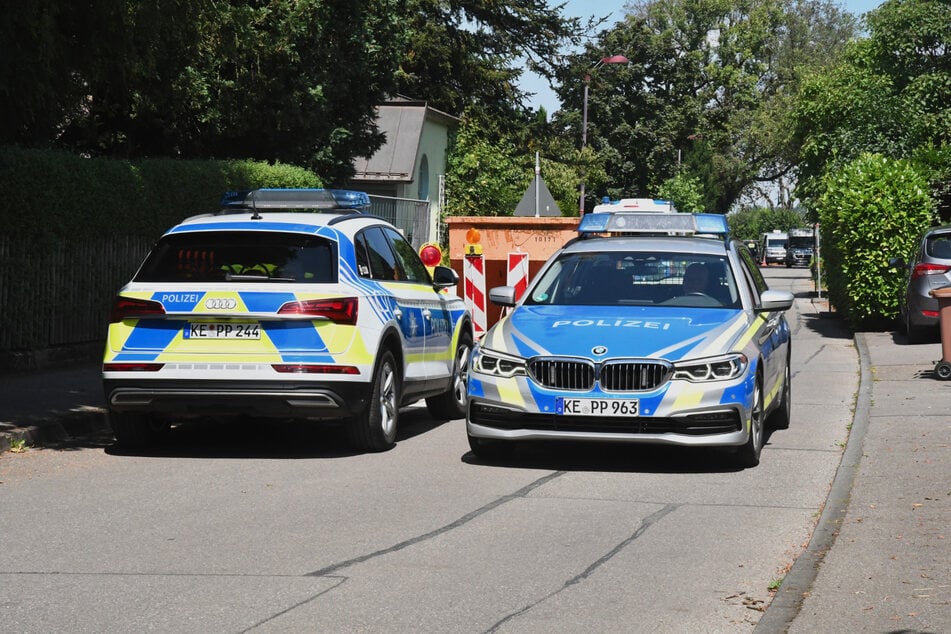 Polizeiautos stehen in der Nähe eines Ufergrundstücks am Bodensee, auf dem eine leblose Frau gefunden wurde.