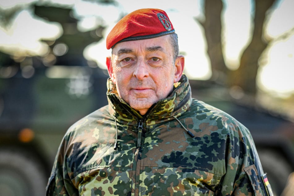 Wann das Gespräch mit Bundeswehr-Generalinspekteur Carsten Breuer (61) in diesem Semester sein wird, ist noch unklar.