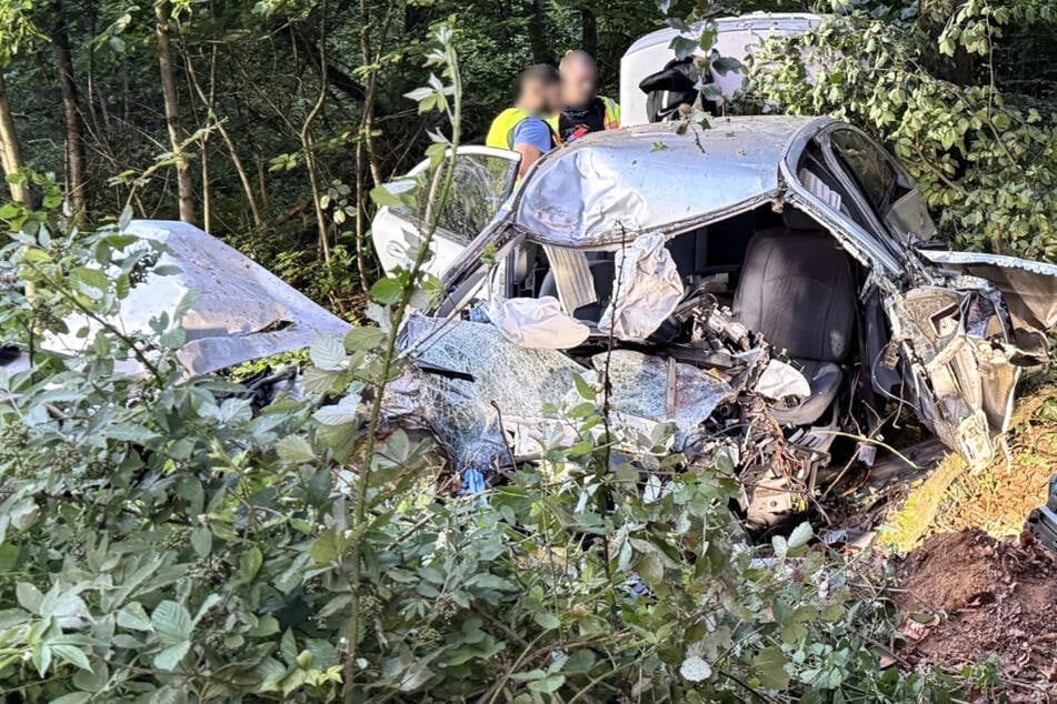 Baum zerfetzt Mercedes: Zwei Menschen kämpfen nach Horror-Crash um ihr Leben