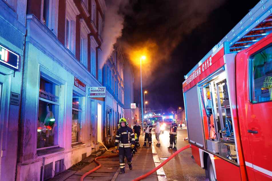 In der Frankenberger Straße brannte am Dienstagabend eine Wohnung eines Mehrfamilienhauses.