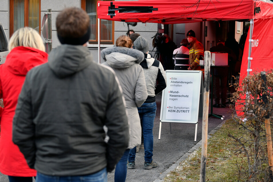 Anwohner stehen am Morgen vor einer Teststation im Feuerwehrhaus von Annaberg während eines Corona-Massentests am Eingang an. Österreich setzt bei der Eindämmung der Corona-Pandemie auf freiwillige Massentests der Bevölkerung.