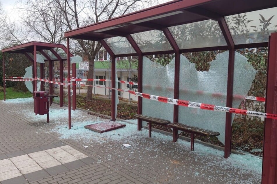 In Freital wurden Scheiben an Haltestellen zerstört.